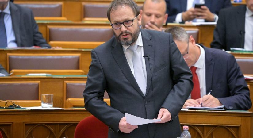 Megszólalt a pénzügyminiszter: ezért nem kap minden család iskolakezdési támogatást