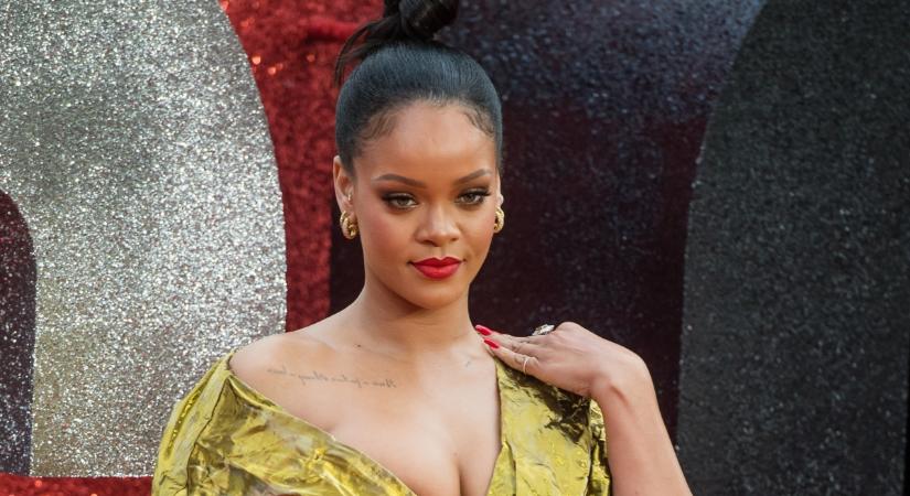 Rihanna melleit csak szívecskék takarják: a 32 éves énekesnő dögös cuccokkal készült a Valentin-napra