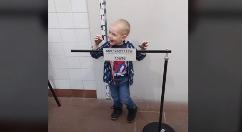 Jófejségből ötös: vendégül látták a ceglédi zsaruk ezt három éves kisfiút, Zalánkát – videó