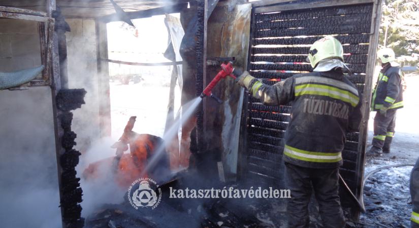 Durva hétvége: tucatszor riasztották a nógrádi tűzoltókat