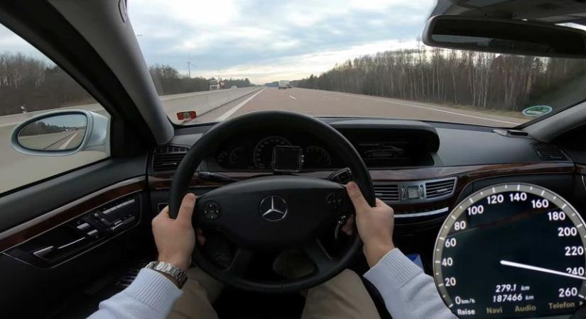 VIDEÓ: Még mindig elég jól húz a 15 éves dízel Mercedes S-osztály – a német autópályán tesztelték