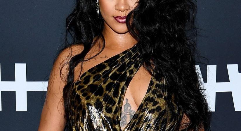 Rihanna félmeztelenül markolássza a melleit - fotó