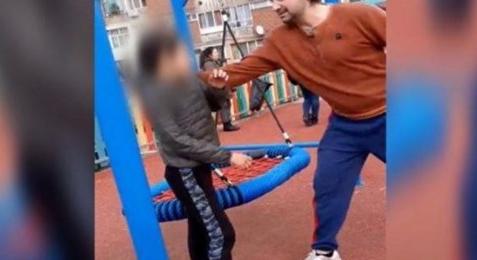 Előzetesben marad a vajdahunyadi férfi, aki egy hete a játszótéren földhöz vágott egy gyereket - videó