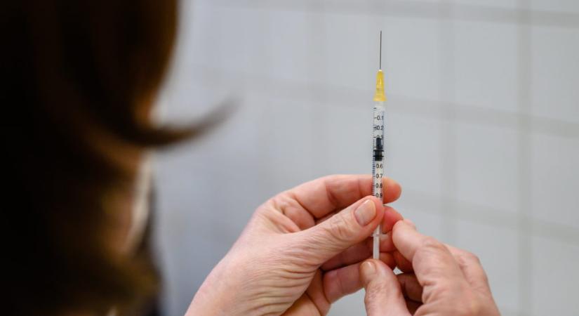Megérkezett a szállítmány a kínai vakcinából, de még nem oltanak vele