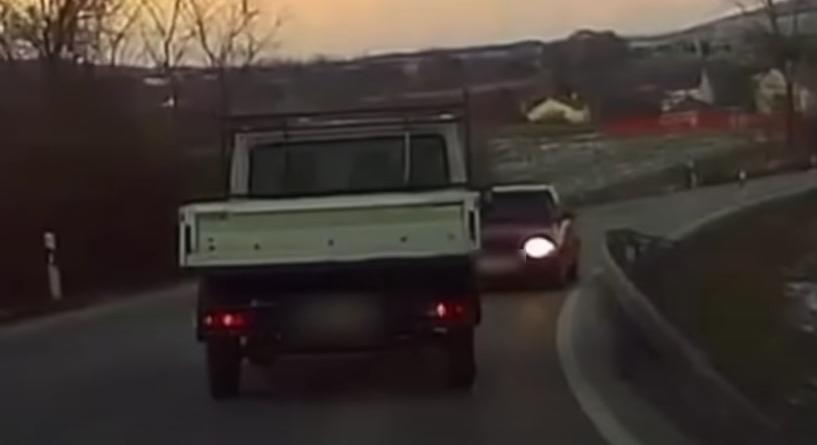 Egészen furán haladt ez az autó Békéscsaba közelében – videó