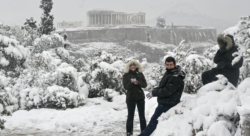 Havazás bénította meg Athént, az oltásokat is felfüggesztették