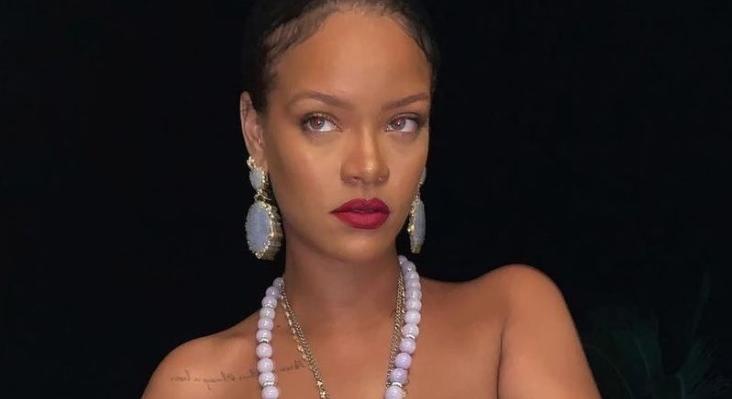 Ékszerek és boxer – ennyi takarja Rihanna testét új fotóján