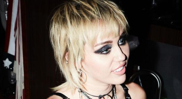 Szokatlan udvarlója akadt Miley Cyrusnak, viccesen reagált az énekesnő