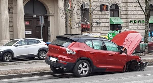 FOTÓK: Vitray Tamás vezette az egyik autót, ami balesetezett ma délután az Andrássy útnál