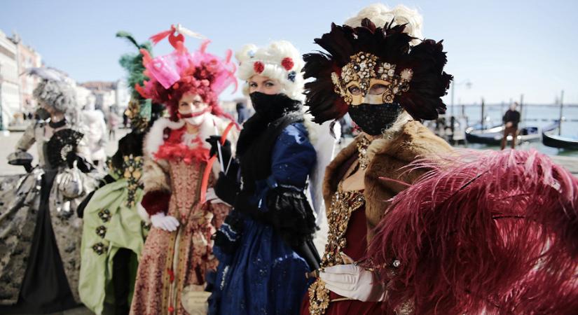Dupla maszkot viselnek a Velencei karneválon - Galéria
