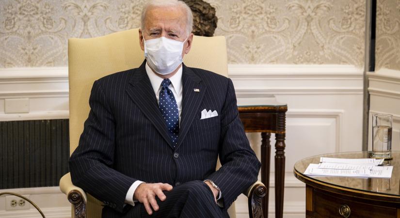 Reggeli kávézás a first ladyvel, kutyák és lobogó tűz az irodában – így telnek Joe Biden mindennapjai elnökként