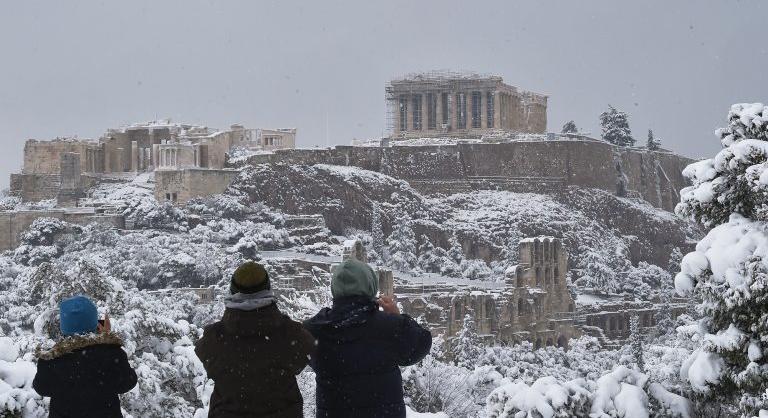Hihetetlen látvány a havazás által maga alá temetett Athén
