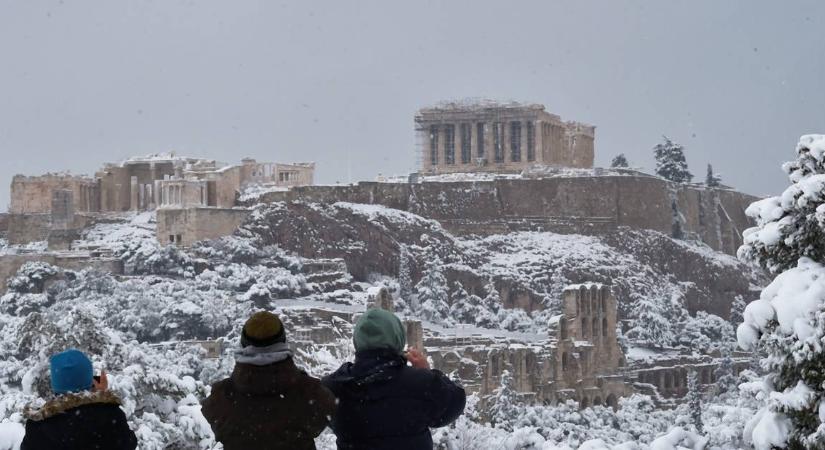 Élénk, ritka havazás borította be a görög fővárost