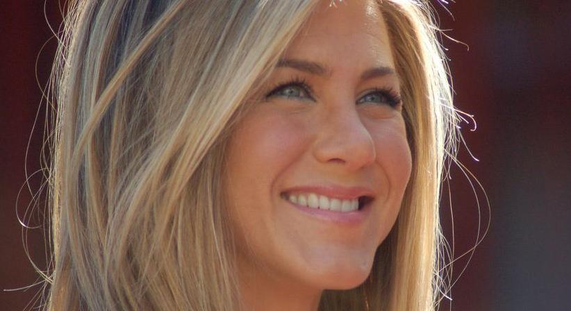 Hoppá: Jennifer Aniston széttett lábakkal pózol