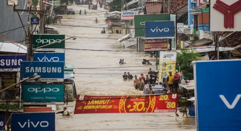 Mostanra közel 64 000 ember kényszerült elmenekülni az áradások miatt Jáván