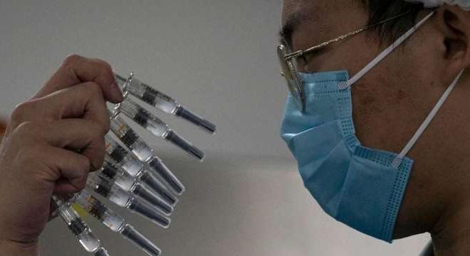 Ásványvízzel töltött fiolákat adtak Covid-elleni vakcinaként Kínában
