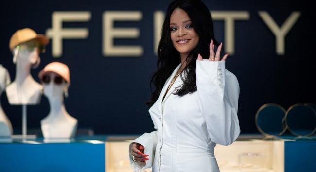 Alig tudja takarni hatalmas melleit a félmeztelen Rihanna – 18+ fotó
