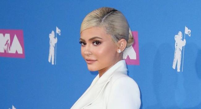 Kylie Jenner nem aprózza: 22 milliós papucsot hord