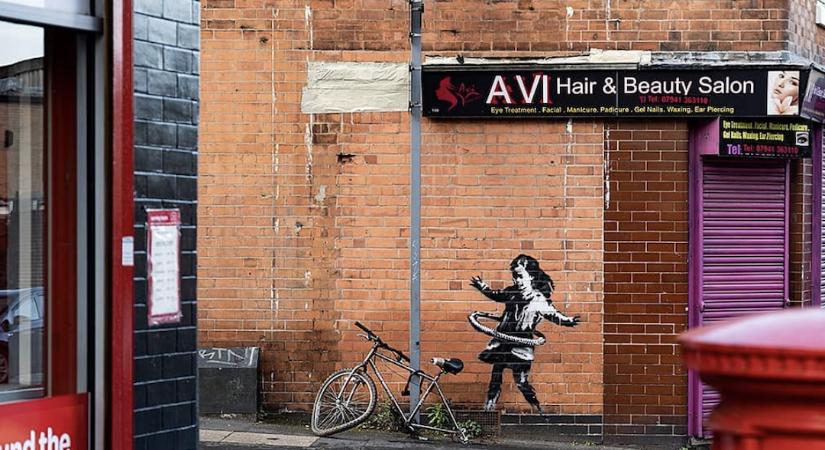 Kivágták egy nottinghami ház falából Banksy hullahoppozó kislányt ábrázoló alkotását