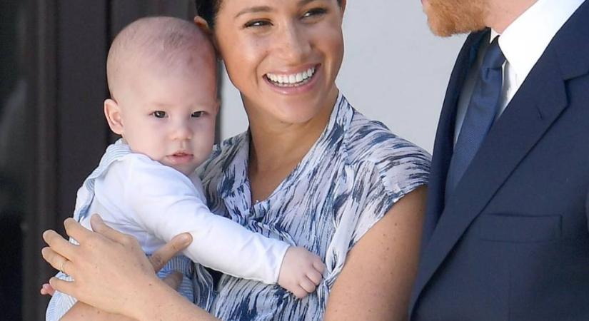 Kikotyogták, hogy Harry herceg 2 éves fiát még nem is látta a királyi család többsége