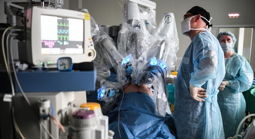 A világon először távolított el vesedaganatot ébren lévő páciensből egy sebészrobot