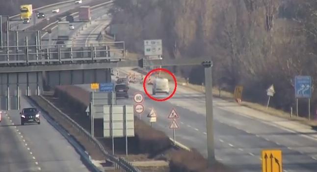 VIDEÓ: Fékezés nélkül, a terelőket letarolva hajtott be egy autós az M7-es autópálya lezárt szakaszába
