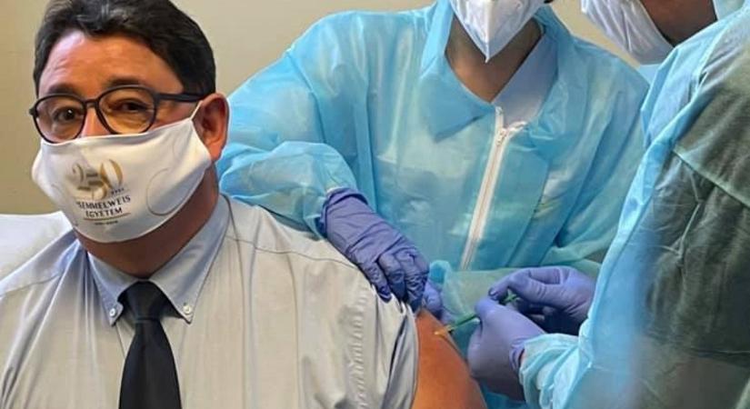 Az orosz Szputnyik V vakcinát kapta Dr. Merkely Béla