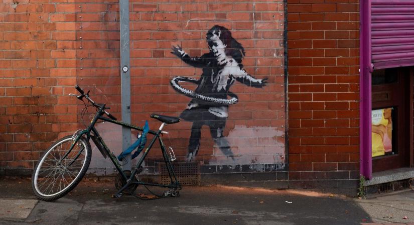 Kivágták egy nottinghami ház falából Banksy hulahoppozó kislányt ábrázoló művét