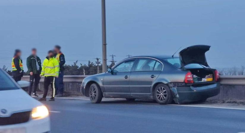 Skodát perdített szlovák rendszámú Scania a felüljárón, Szombathely határában