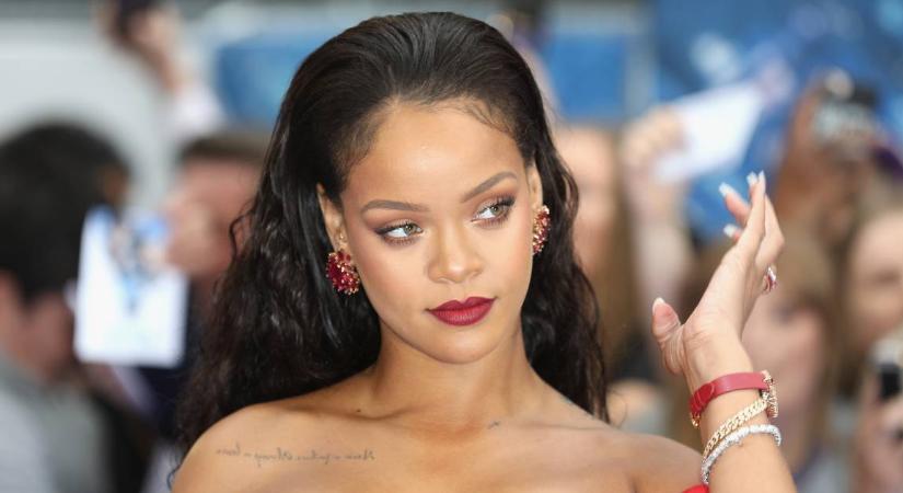 Félmeztelen fotót posztolt Rihanna: alig tudja takarni hatalmas melleit - Kép