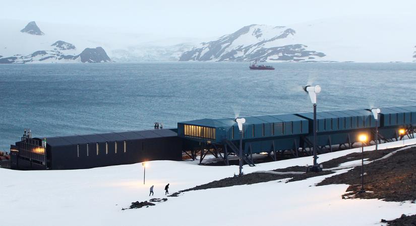 Meghökkentő látvány, ahogy az antarktiszi jégtakaró felett kisiklott vonatként elnyúlik ez a rezidencia