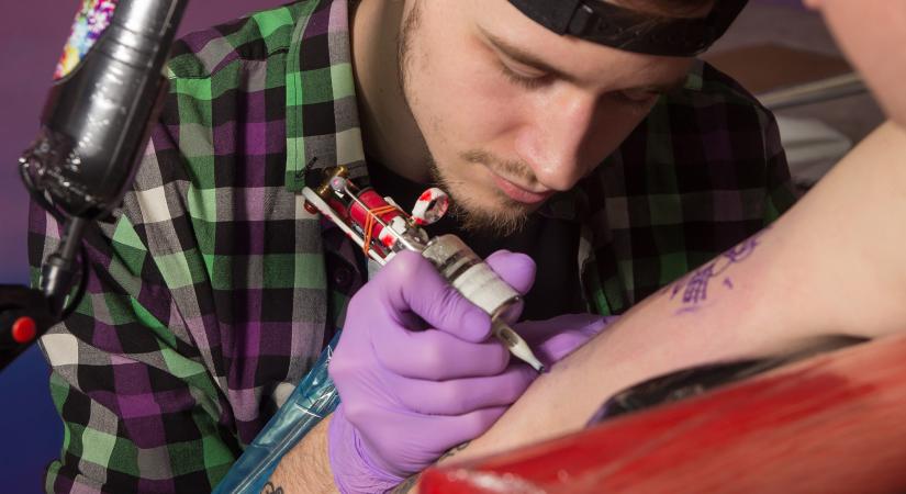 Egyre népszerűbb a tetoválás a nógrádi tinik körében, a tanárok nem nézik jó szemmel