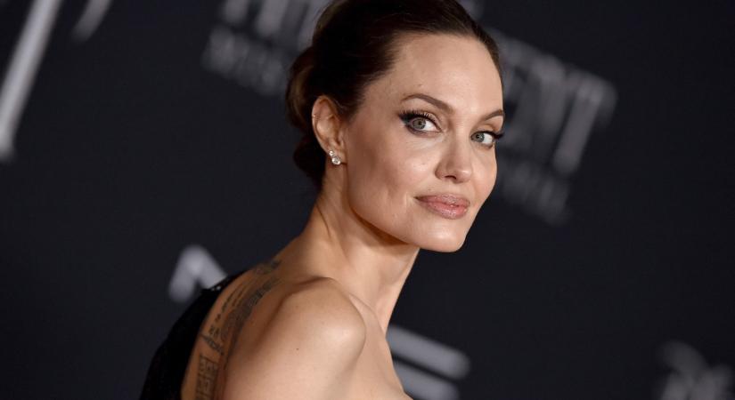 A 45 éves Angelina Jolie-ról elképesztően nőies fotók készültek: rég láthattuk így a címlapon