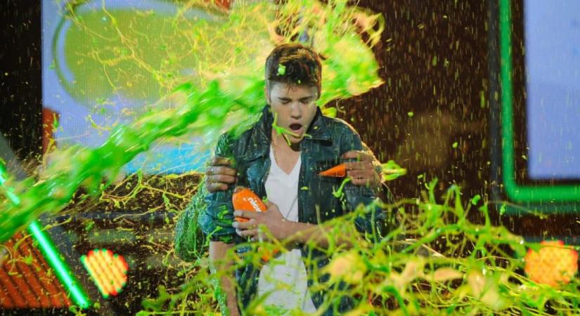 Justin Bieber két új dallal debütál a tinigálán, ahol zöld trutyival öntik le
