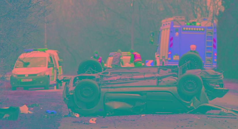 Felborult egy Renault Szikinél, ketten megsérültek