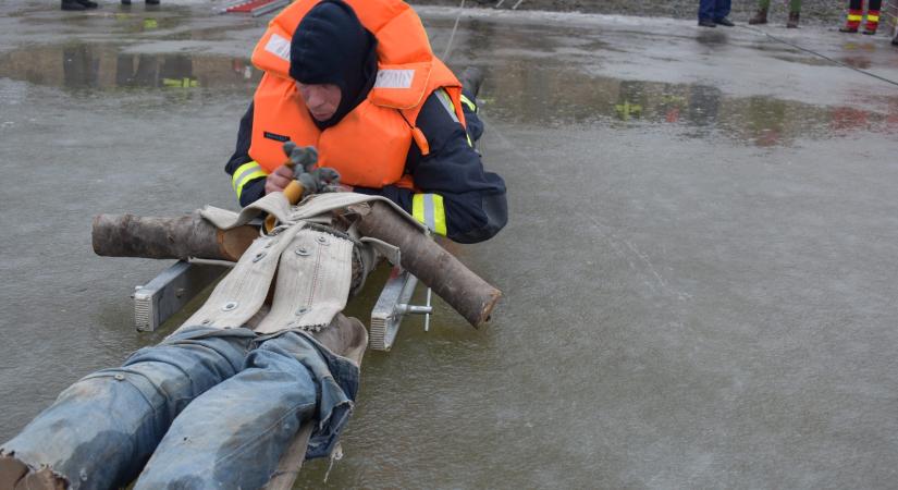Bevetésen a katasztrófavédelem: a jégről mentést gyakorolták a tűzoltók Sástón (videó)