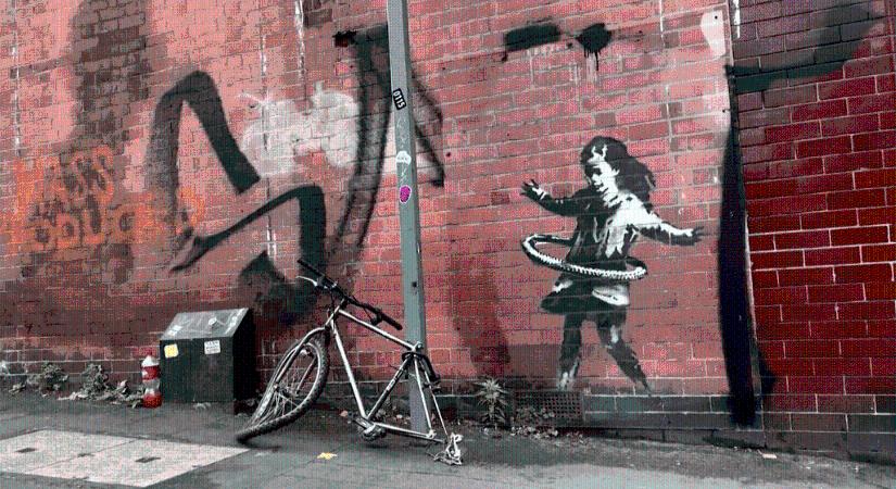 Banksy hulahoppozó lányos művét kivágták több százezer fontért