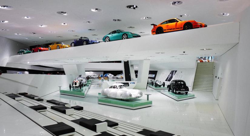 Drónnal repülve járhatod be az egész Porsche-múzeumot