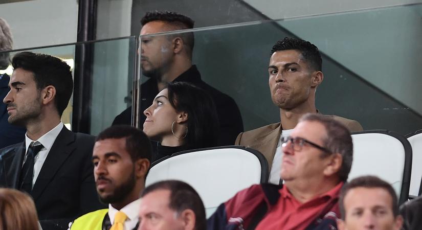 Cristiano Ronaldo gyönyörű felesége bűnözik, amikor nincs otthon a Juventus sztárja