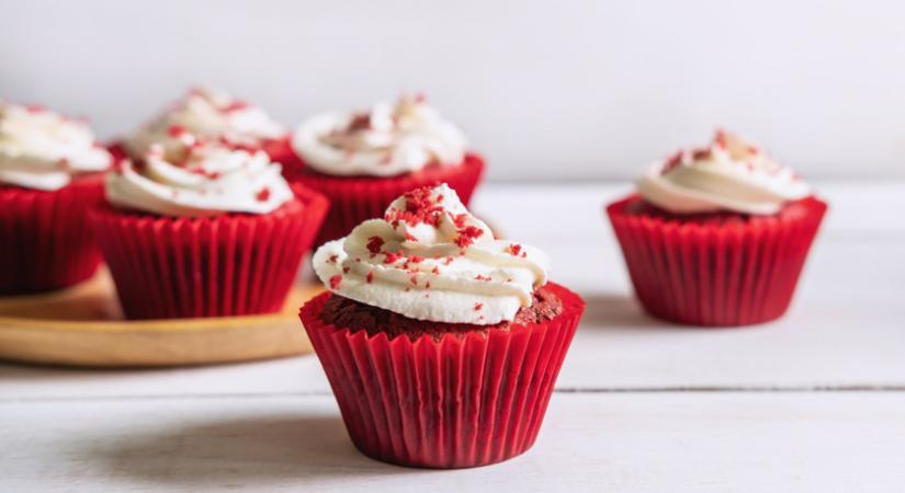 Csábító red velvet muffin egyszerű krémmel: a tészta pihe-puha
