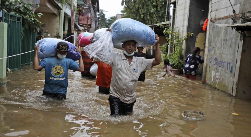 Több mint ezer embert evakuáltak a súlyos áradások miatt Jakartában