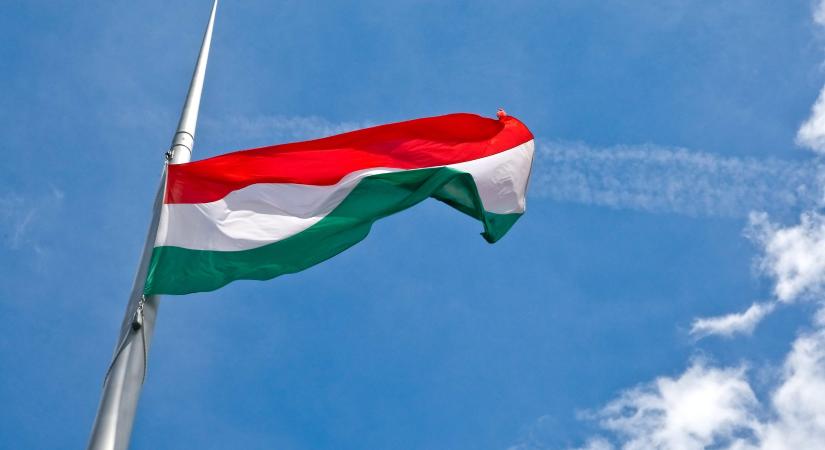 Még mindig a magyar a legboldogtalanabb visegrádi nemzet, de a 2010-es években itt volt a legnagyobb javulás