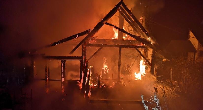 Teljes terjedelmében égett egy hétvégi ház Fehérvárcsurgón péntek éjszaka