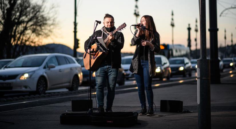 „Sosem azok dobnak pénzt, akikből kinéznénk, hogy van nekik” – interjú Budapest legcukibb utcazenész-párjával