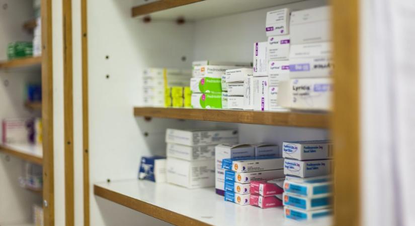 Boltokban is árulhatnak gyógyszert a kistelepüléseken