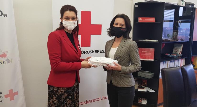 Maszkadomány érkezett a Magyar Vöröskereszt megyei szervezetéhez