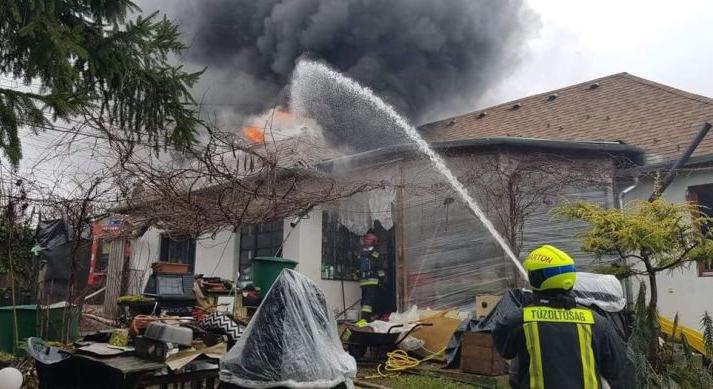 Leégett a Centrál Színház művészeti titkárának háza – Gyűjtés indult