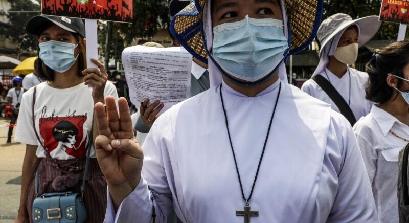 Tízezrek tüntetnek Mianmarban, az ENSZ is megszólalt az elnyomás ellen