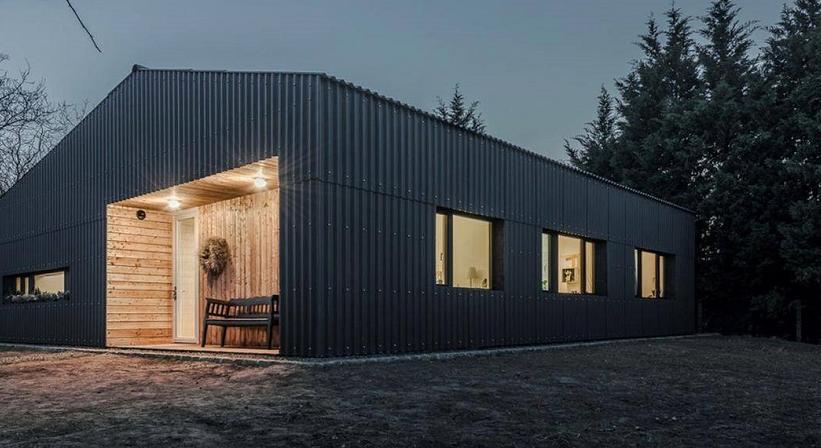 Fekete hullámpalából épült családi ház és táj-restaurációs központ a díjnyertesek – képekkel