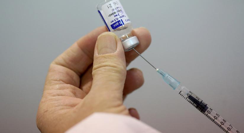 A Pfizer és az AstraZeneca vakcinája jelentősen csökkenti a kórházi esetek számát